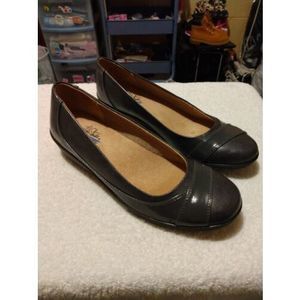 Life Stride Women's Flats/Loafers....Grey...Size 8M.... Memory Foam